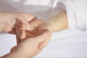 Zestaw czystych pędzli do makijażu na toaletce obok pudru i lusterka, w jasnej, minimalistycznej aranżacji.