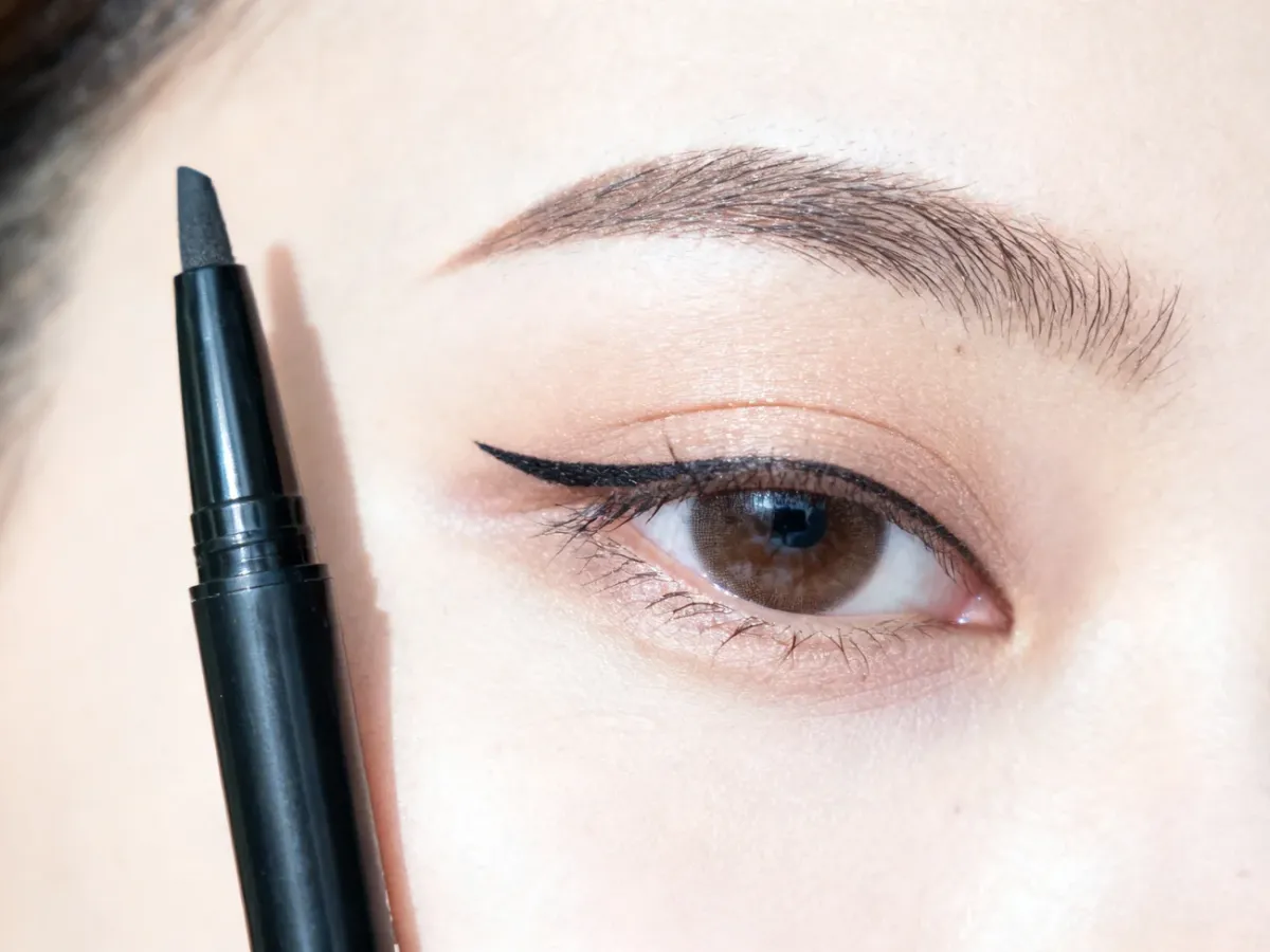 Simple everyday eyeliner makeup with an affordable pen